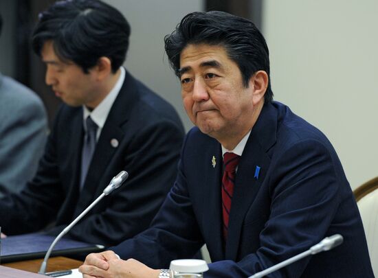 Vladimir Putin meets with Shinzo Abe