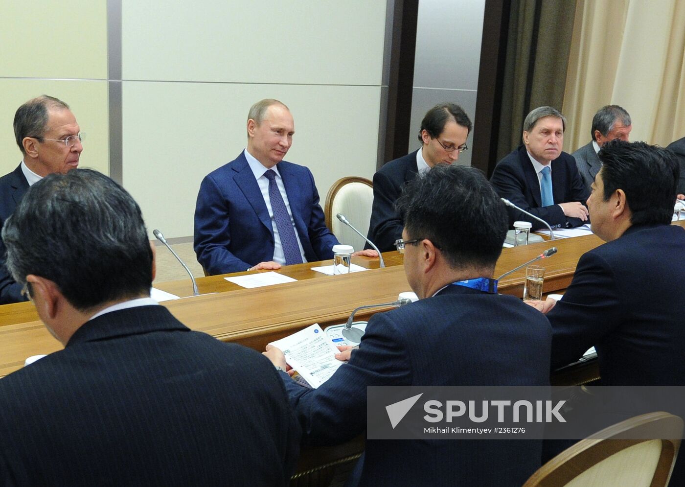 Vladimir Putin meets with Shinzo Abe