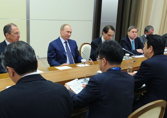 Vladimir Putin meets with Shinzo Abe
