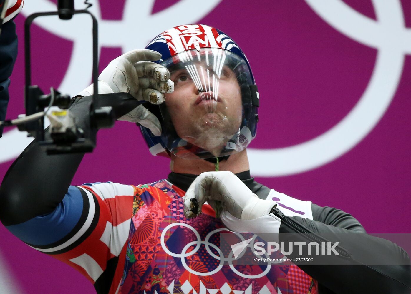 2014 Winter Olympics. Luge. Men. Day Two