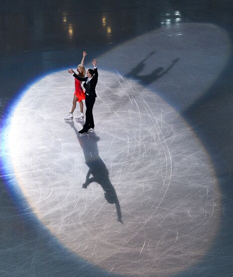 2014 Winter Olympics. Figure skating. Teams. Flower ceremony