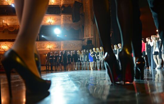 Miss Russia 2014 pageant contestants attend musical "Count Orlov"