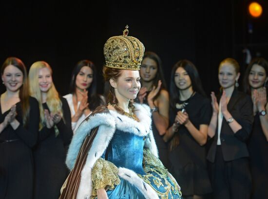 Miss Russia 2014 pageant contestants attend musical "Count Orlov"