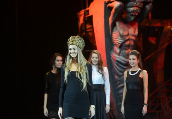 Miss Russia 2014 pageant contestants attend musical "Count Orlov"