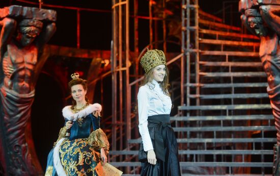 Miss Russia 2014 pageant contestants attend musical "Count Orlov"