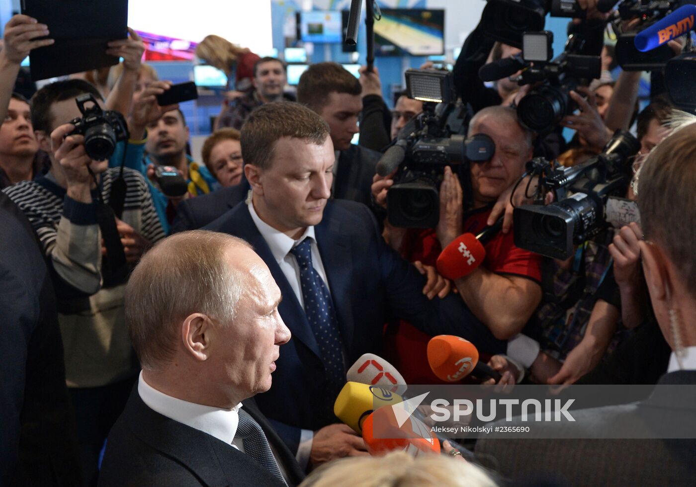 Putin meets members of Public Council on 2014 Olympics