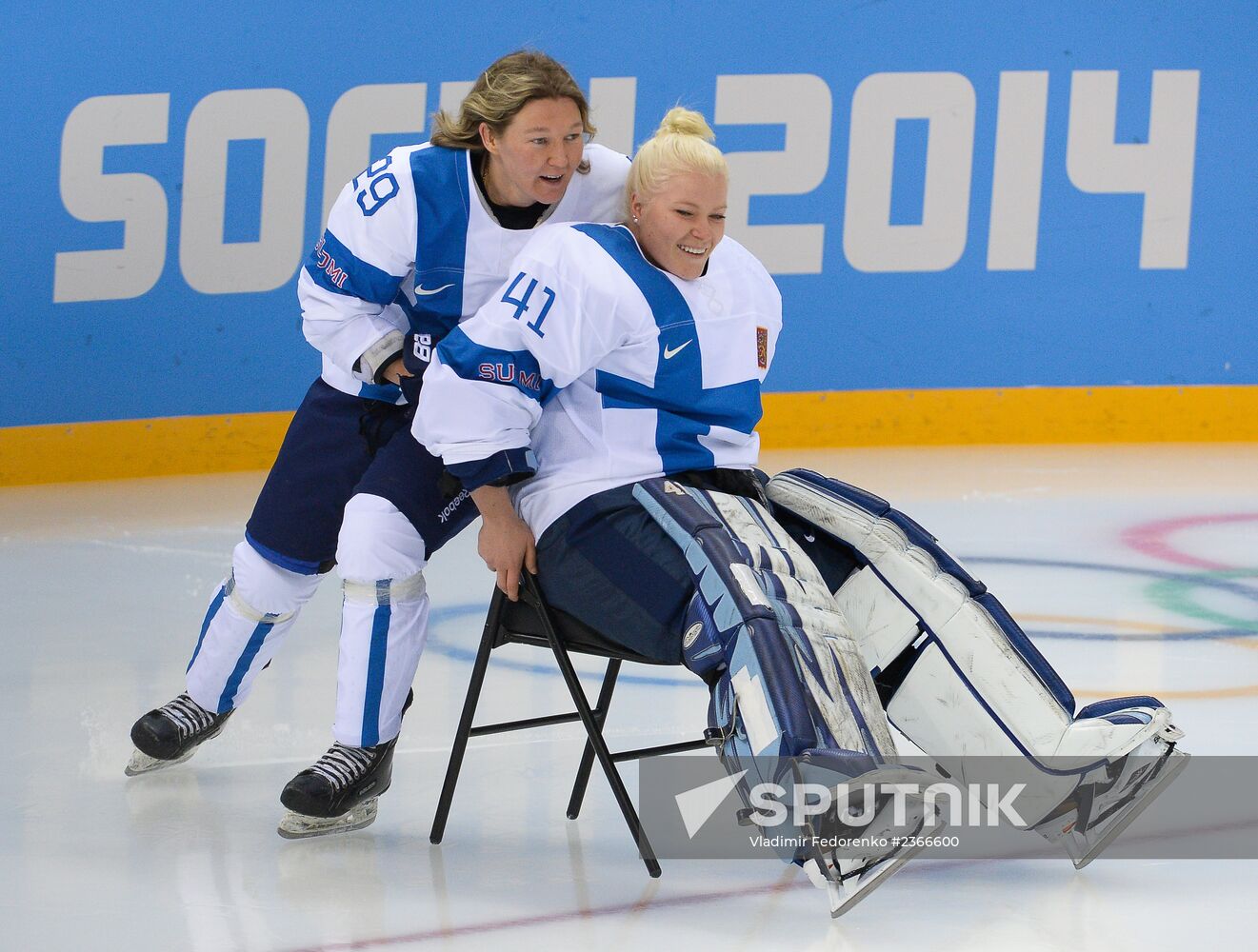 Women's hockey teams. Photo ops