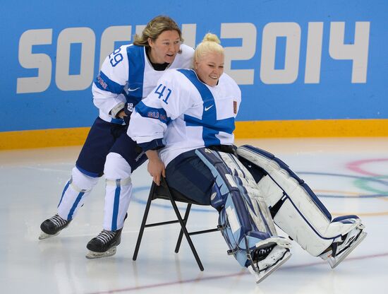 Women's hockey teams. Photo ops