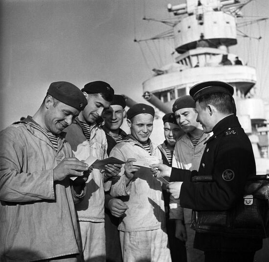 Sailors receive letters