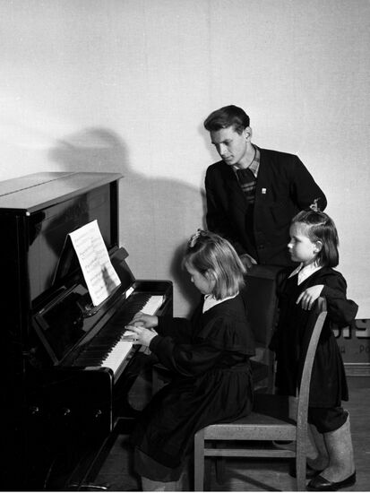 A lesson at a musical school