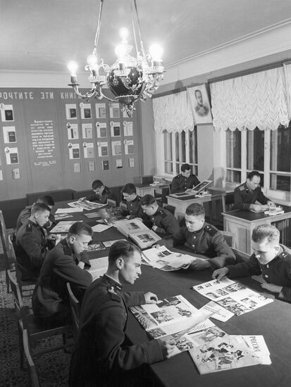 Soldiers read newspapers and magazines