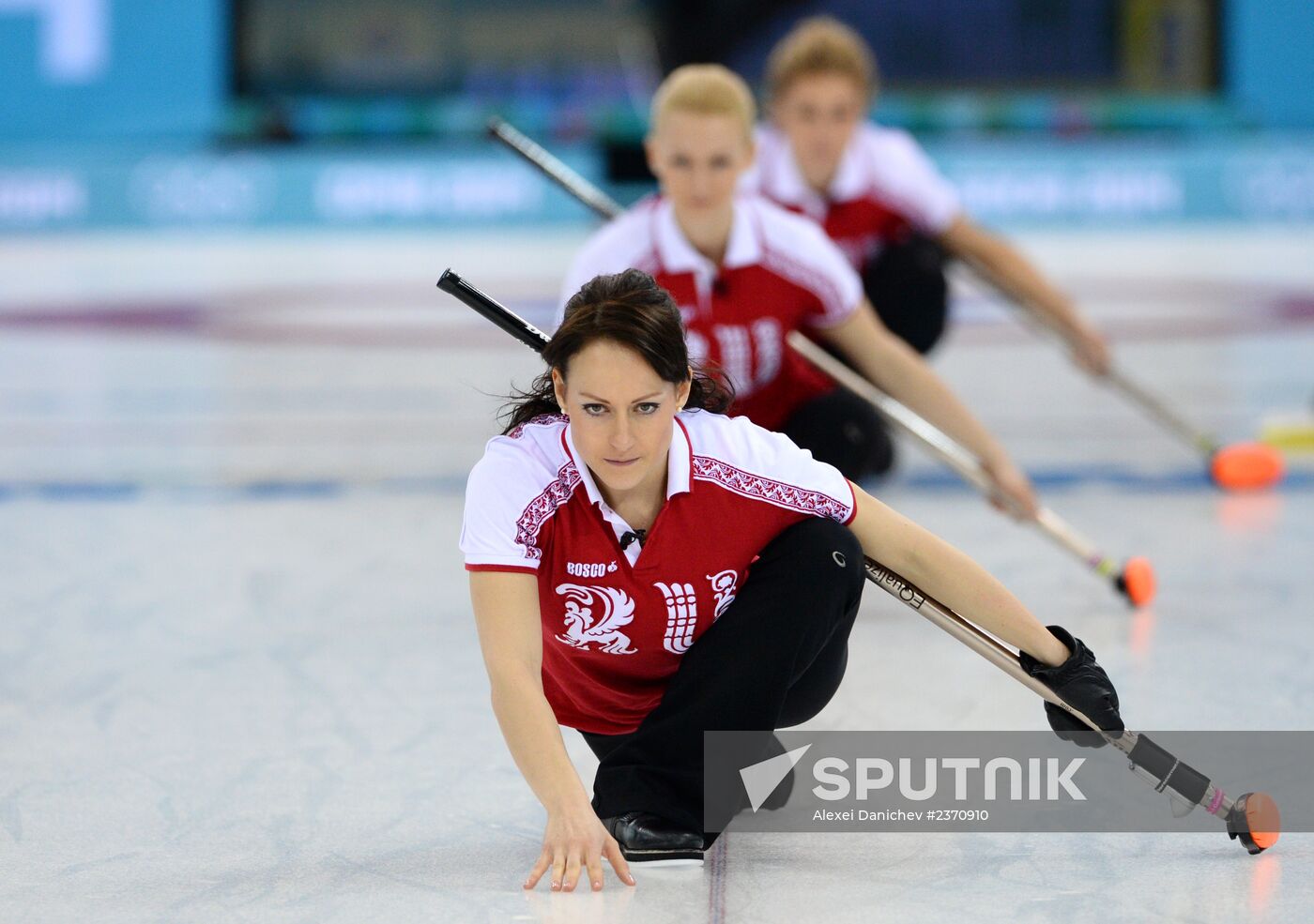 В команду по керлингу входят 4 человека. Задворнов керлинг. В команду по керлингу входят 4 человека. Керлинг на олимпийских играх в сочи-2014. Керлинг хоккей.