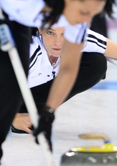 2014 Olympics. Curling. Women. Day five