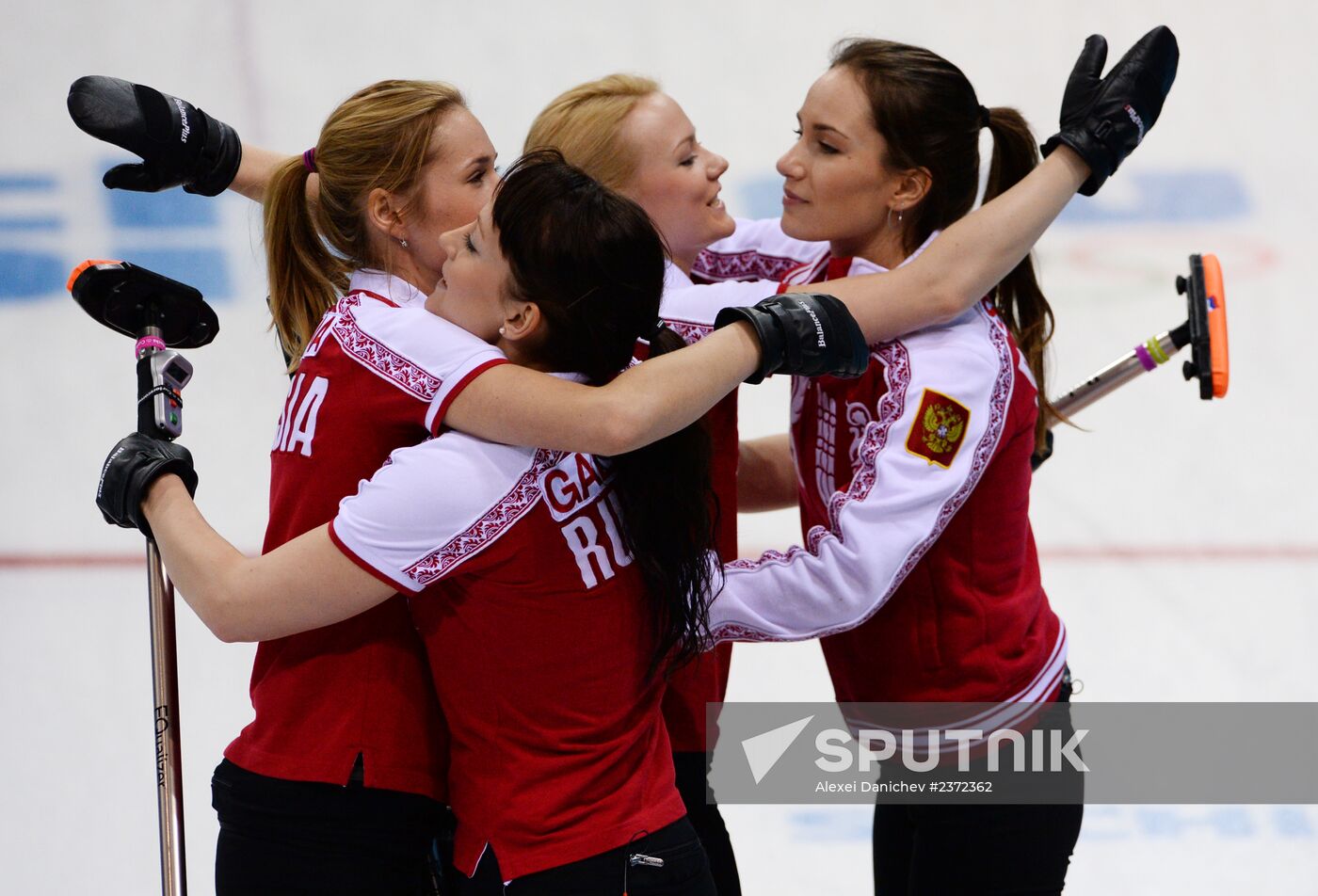 2014 Olympics. Curling. Women. Day five
