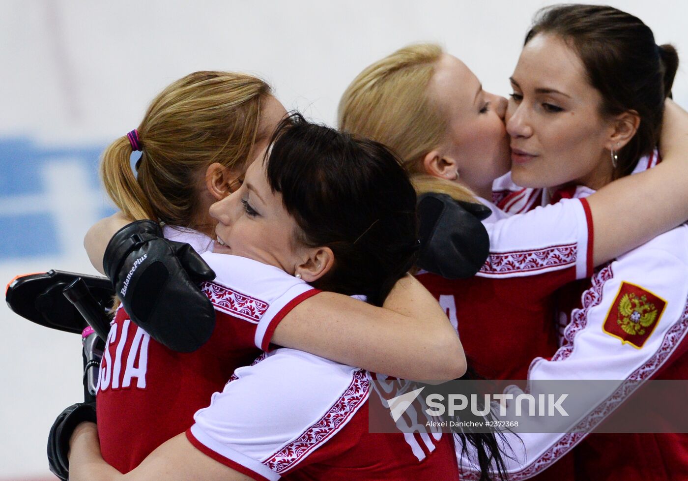 2014 Olympics. Curling. Women. Day five