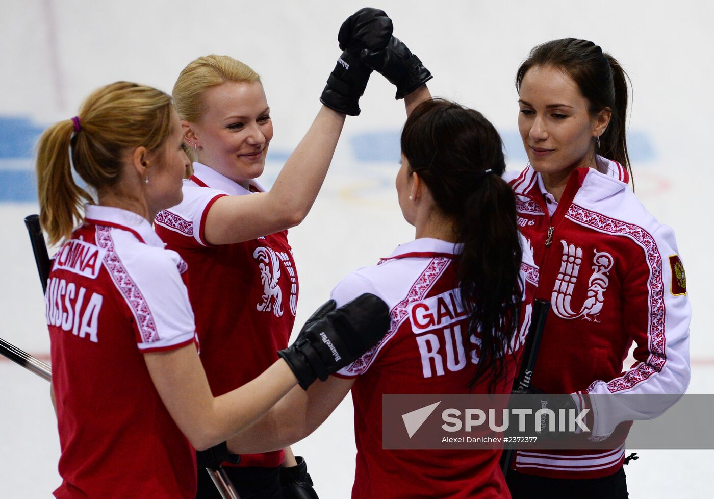 2014 Olympics. Curling. Women. Day five