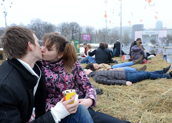 Ten-feet high hayloft for lovers appeared in Gorky Park for St Valentine's Day