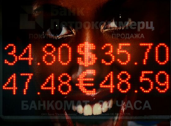 Euro exchange rate hits record high of 48.39 roubles