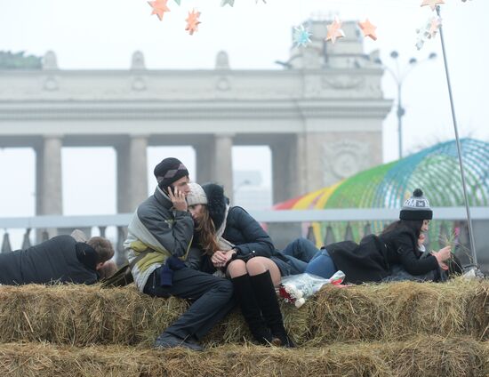Ten-feet high hayloft for lovers appeared in Gorky Park for St Valentine's Day