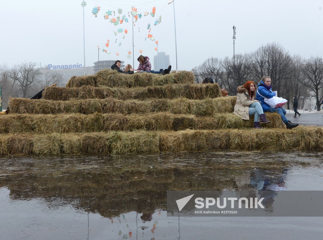 Ten-feet high hayloft for lovers appeared in Gorky Park for St Valentine's Day