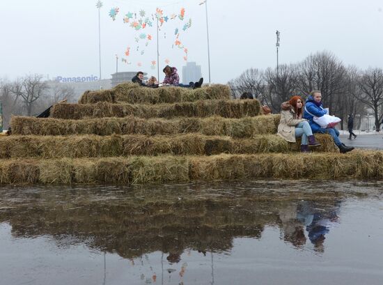Ten-feet high hayloft for lovers appeared in Gorky Park for St Valentine's Day