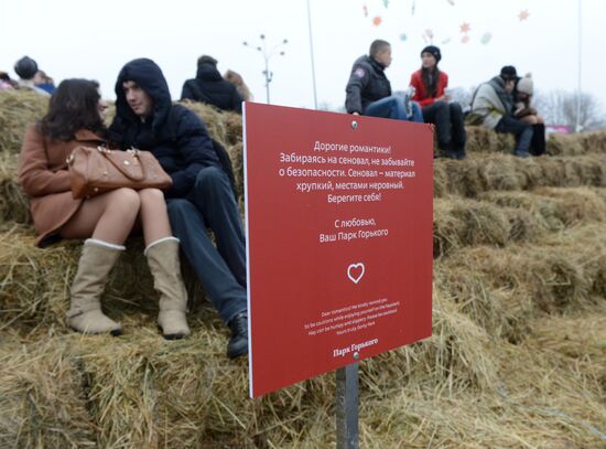Ten-feet high hayloft for lovers appeared in Gorky Park for St Valentine's Day