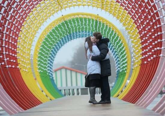 Ten-feet high hayloft for lovers appeared in Gorky PArky Park for St Valentine's Day