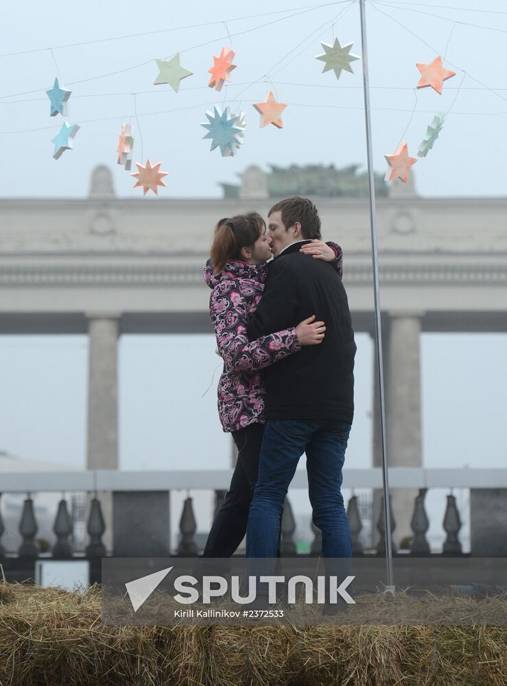 Ten-feet high hayloft for lovers appeared in Gorky Park for St Valentine's Day