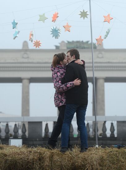 Ten-feet high hayloft for lovers appeared in Gorky Park for St Valentine's Day