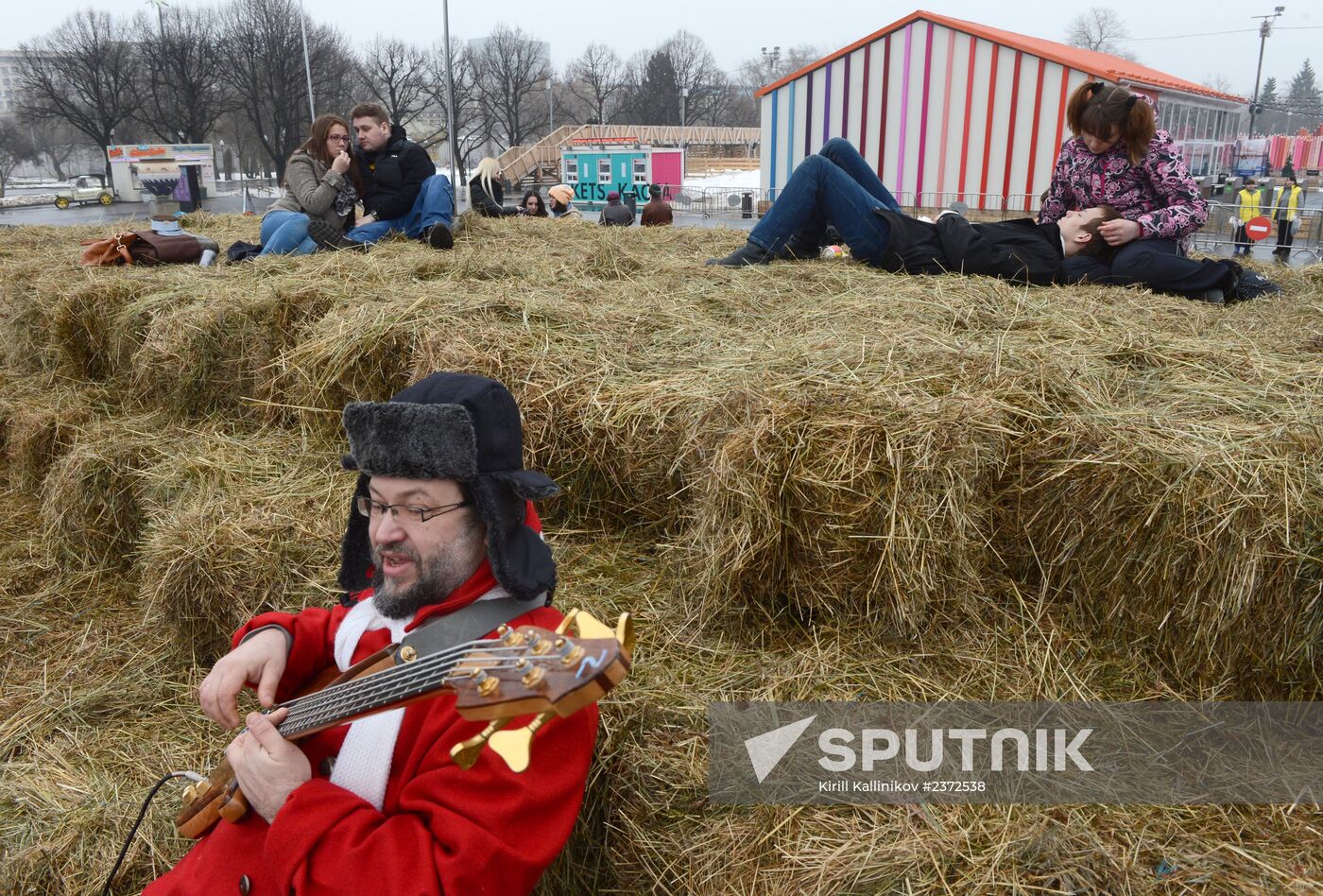 Ten-feet high hayloft for lovers appeared in Gorky PArky Park for St Valentine's Day