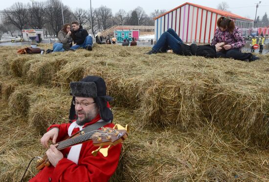 Ten-feet high hayloft for lovers appeared in Gorky PArky Park for St Valentine's Day