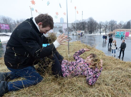Ten-feet high hayloft for lovers appeared in Gorky Park for St Valentine's Day