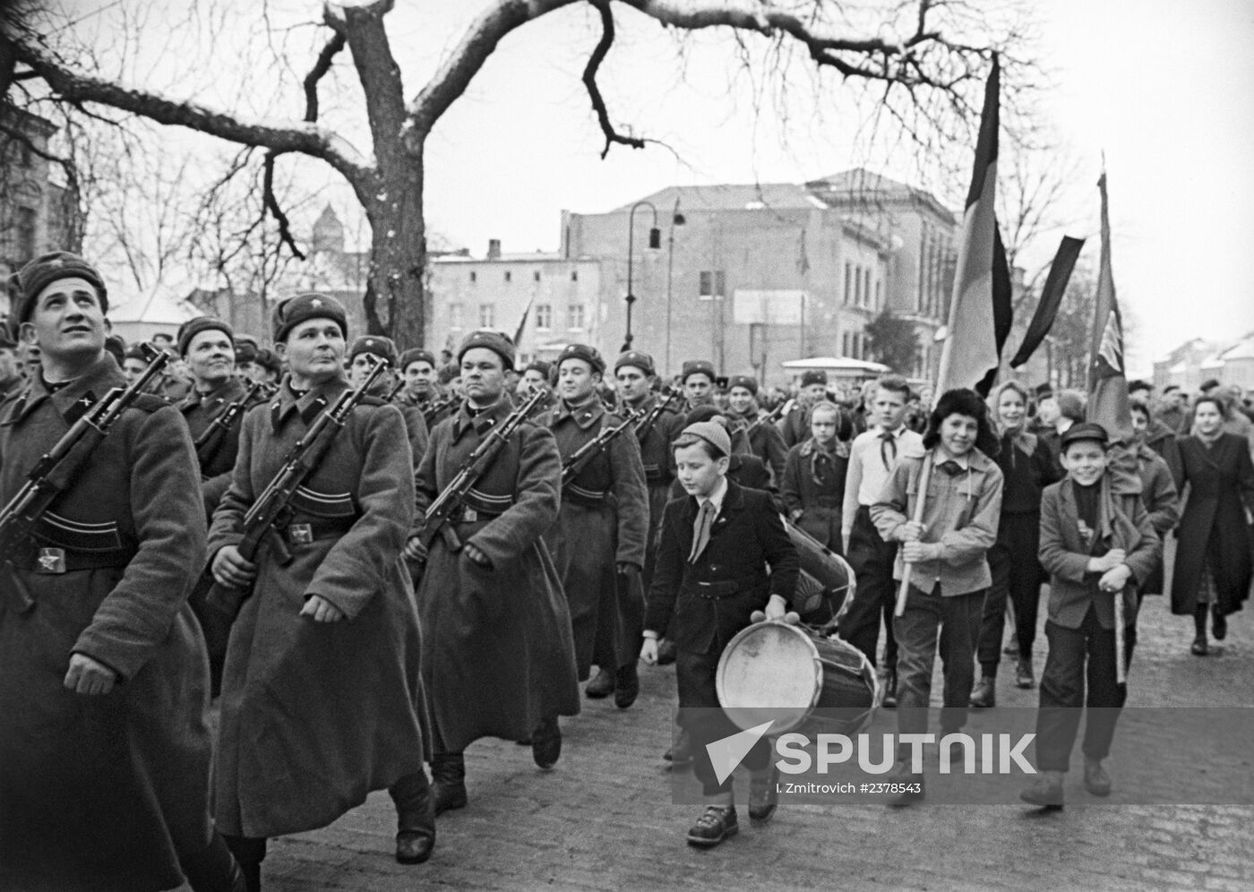 Soviet soldiers leave East Germany