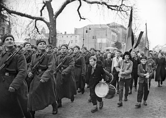 Soviet soldiers leave East Germany