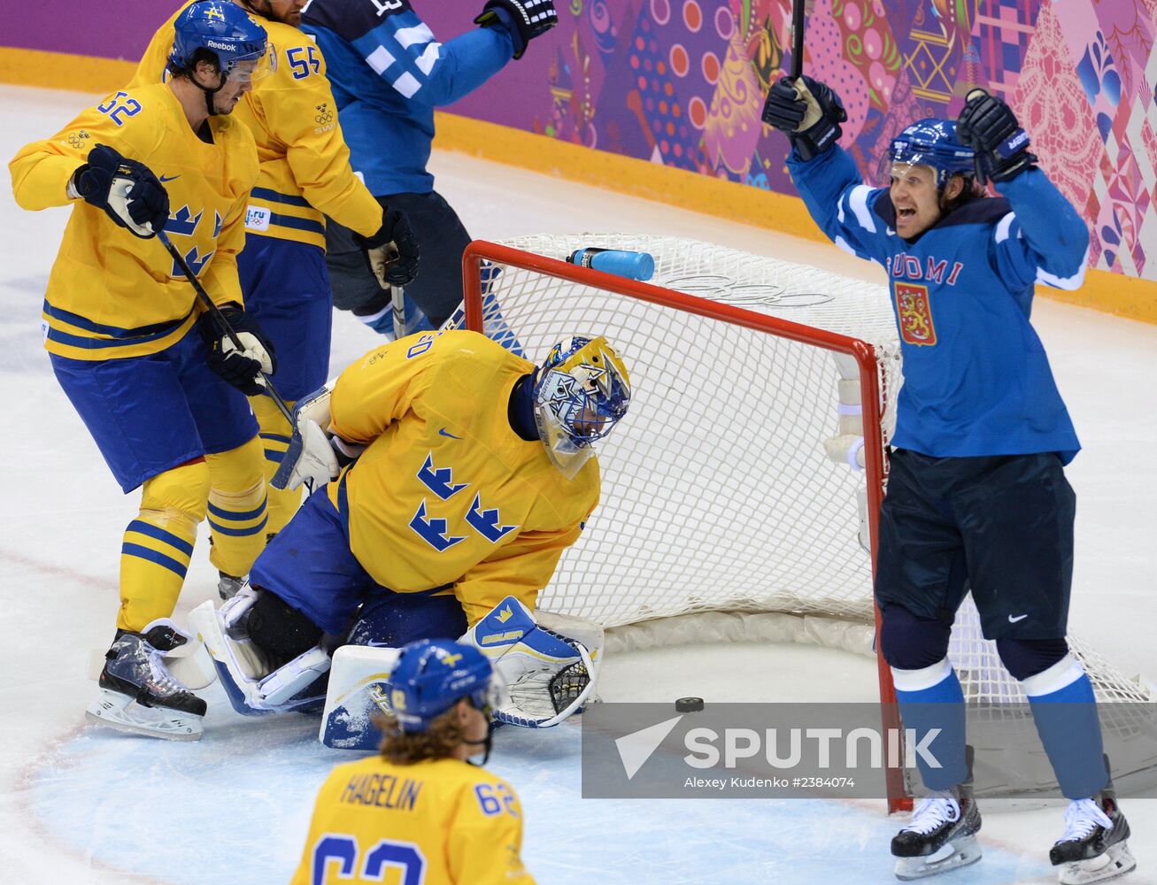 2014 Winter Olympics. Ice hockey. Men. Sweden vs. Finland