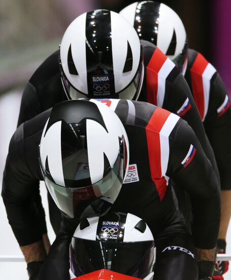 2014 Winter Olympics. Bobsleigh. Four-man. Day One