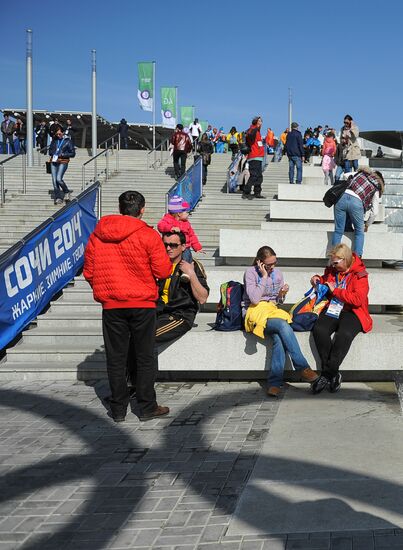 Spectators arrive for 2014 Winter Olympics closing ceremony