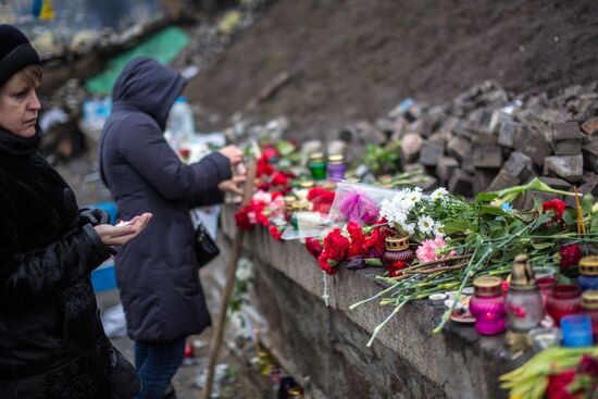 Kiev residents bring flowers at Maidan barricades