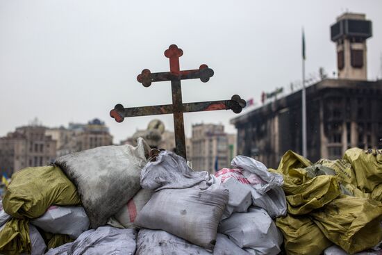 Kiev residents bring flowers at Maidan barricades