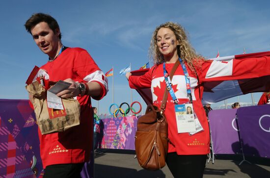 Spectators arrive for 2014 Winter Olympics closing ceremony