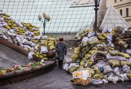 Flowers on barricades of Maidan