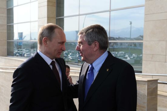 Vladimir Putin and Thomas Bach attend IOC's breakfast