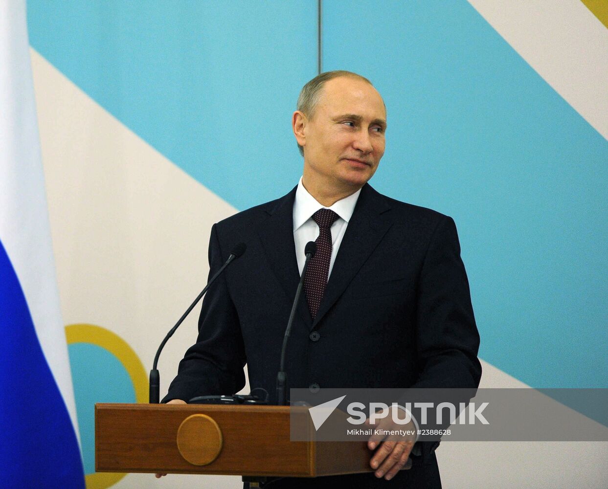 Vladimir Putin and Thomas Bach attend IOC's breakfast