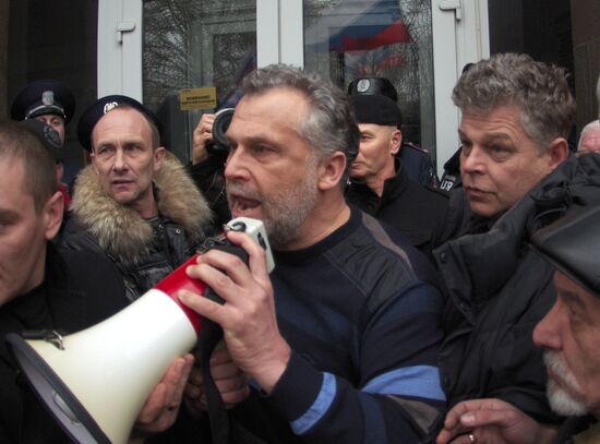 Rally outside Sevastopol city administration