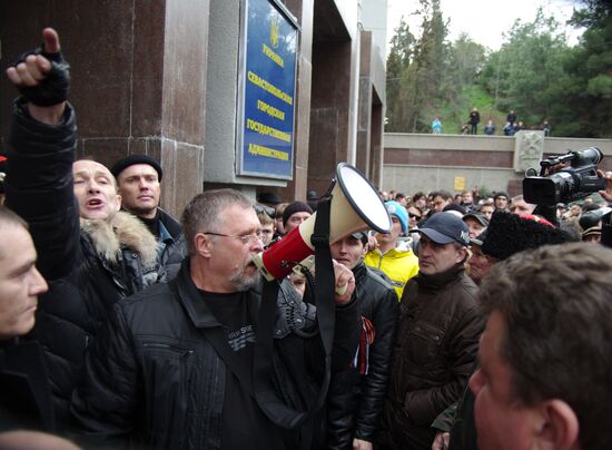 Rally outside Sevastopol city administration