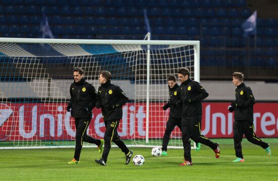 Football. Borussia Dortmund team training