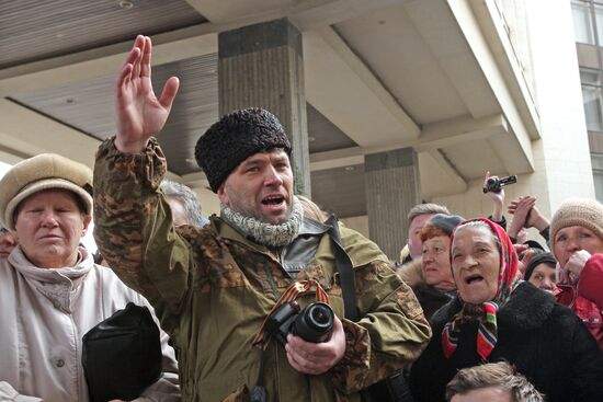 Rally in front of Crimea's Supreme Council