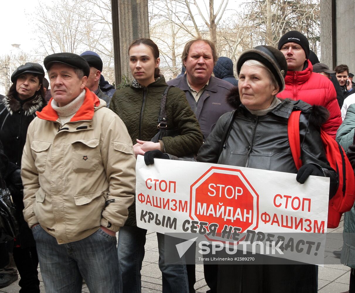 Rally in front of Crimea's Supreme Council