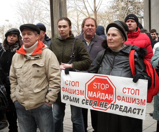Rally in front of Crimea's Supreme Council