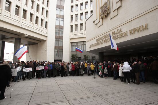 Rally in front of Crimea's Supreme Council